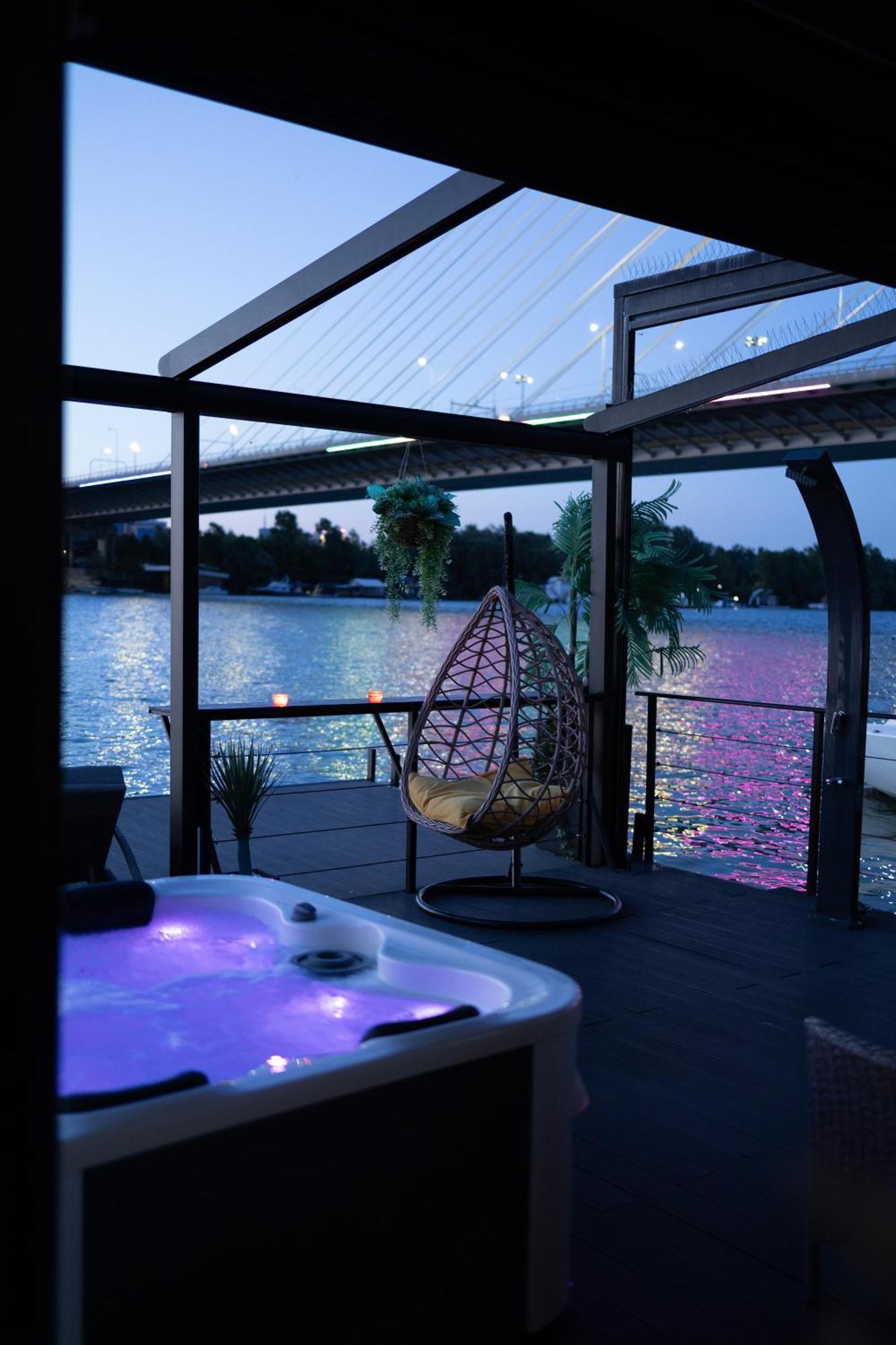 Ada Moment Splav- Kuca Na Reci Beograd- Floating House On Sava River ,بلغراد المظهر الخارجي الصورة