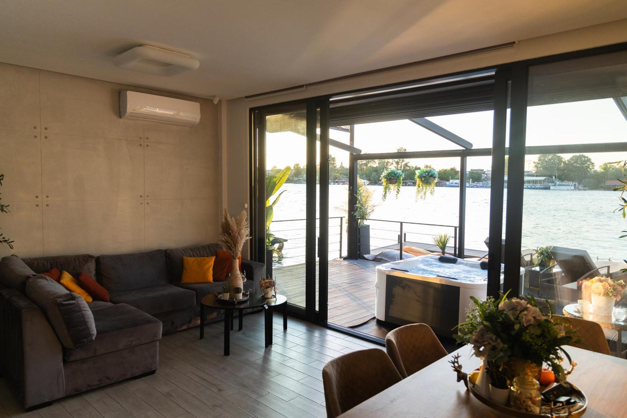 Ada Moment Splav- Kuca Na Reci Beograd- Floating House On Sava River ,بلغراد المظهر الخارجي الصورة