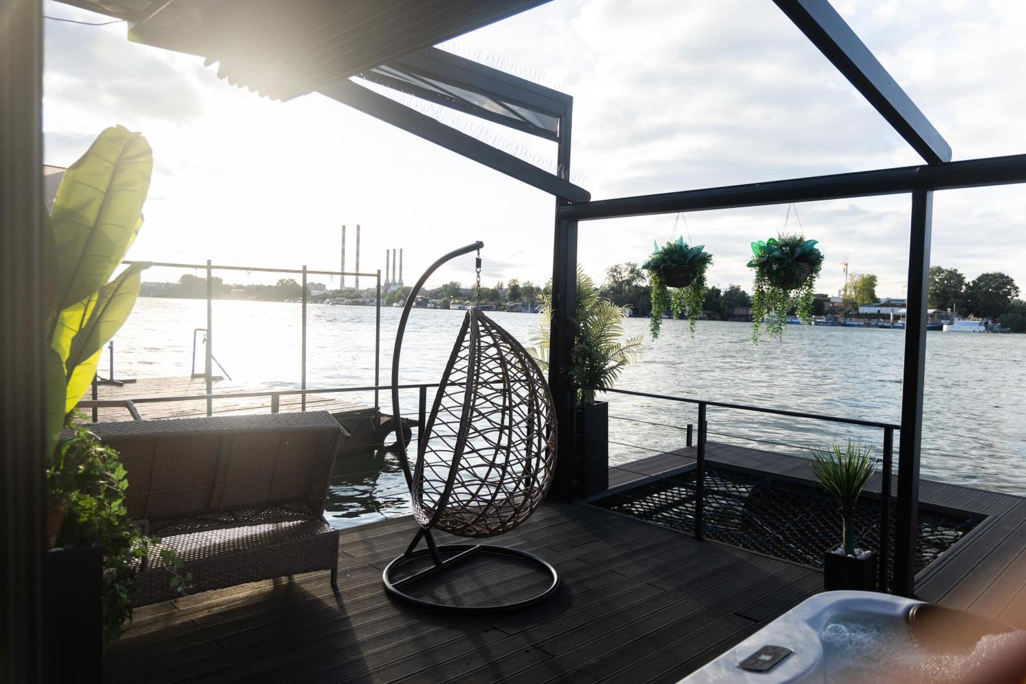 Ada Moment Splav- Kuca Na Reci Beograd- Floating House On Sava River ,بلغراد المظهر الخارجي الصورة