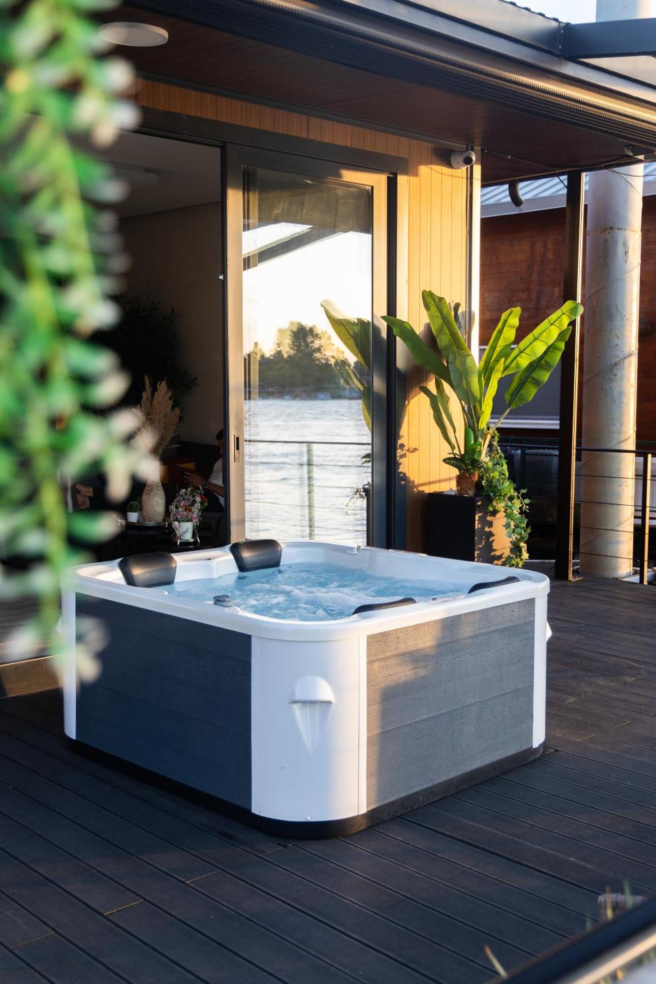 Ada Moment Splav- Kuca Na Reci Beograd- Floating House On Sava River ,بلغراد المظهر الخارجي الصورة